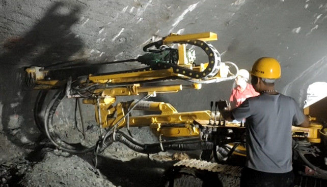トンネル建設 クローラー型 ロックドリルリグ 18kw 衝撃力 R32/R38/T38/T45 シェンク