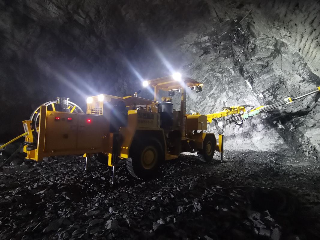 13500kg トンネル・ロック・ボルト 面孔掘削リグ 地下鉱山開発用 適用可能な横断面域 6645mm*6060mm